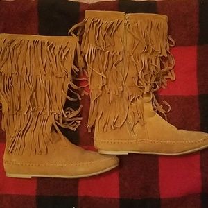 Fringe mocassin boots